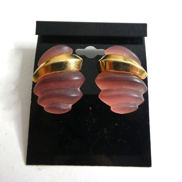 Vintage Art Deco Style Gold Tone Frosted Pink Ribbed Abstract Earrings Pierced - Picture 1 of 6